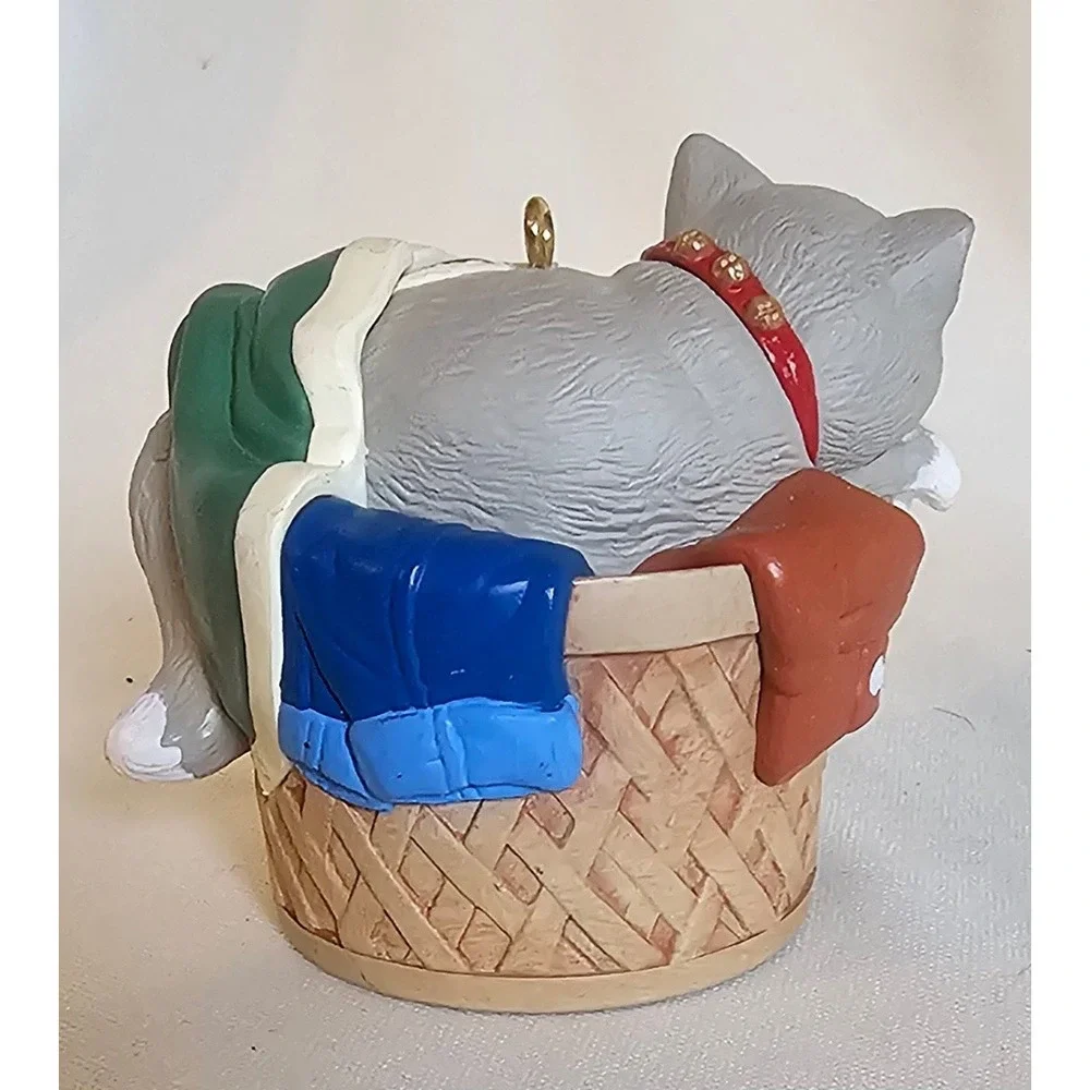 VTG Hallmark Ornament 1998 Grey White Cat in Laundry Basket Holiday Decor
